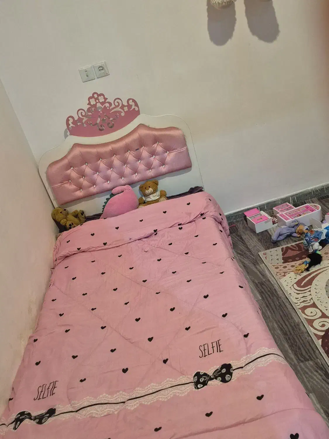 تخت آپادانا بسیار محکم و بسیار تمیز|تخت و سرویس خواب|محمدشهر, زیبادشت|دیوار