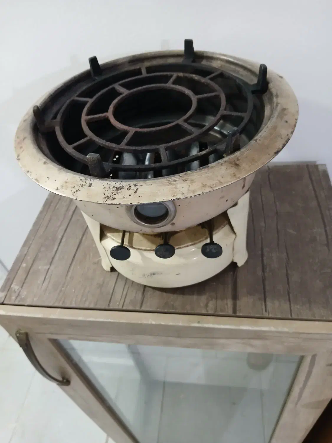 چراغ سه فتیله قدیمی|کلکسیون اشیاء عتیقه|دماوند, مسکن مهر گیلاوند|دیوار