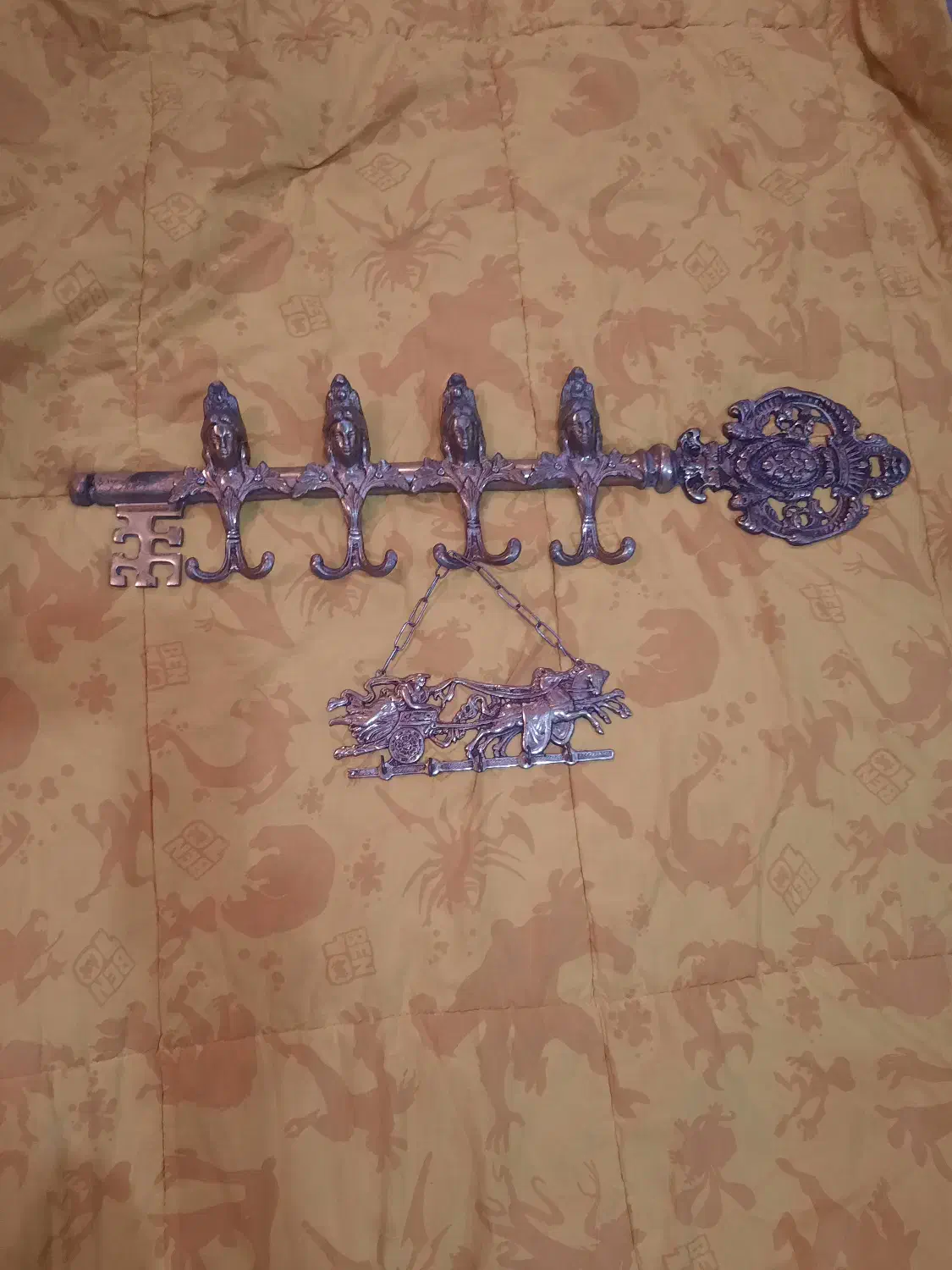 رخت آویز برنز همراه کلید آویز برنز|بندرخت و رختآویز|تبریز, |دیوار