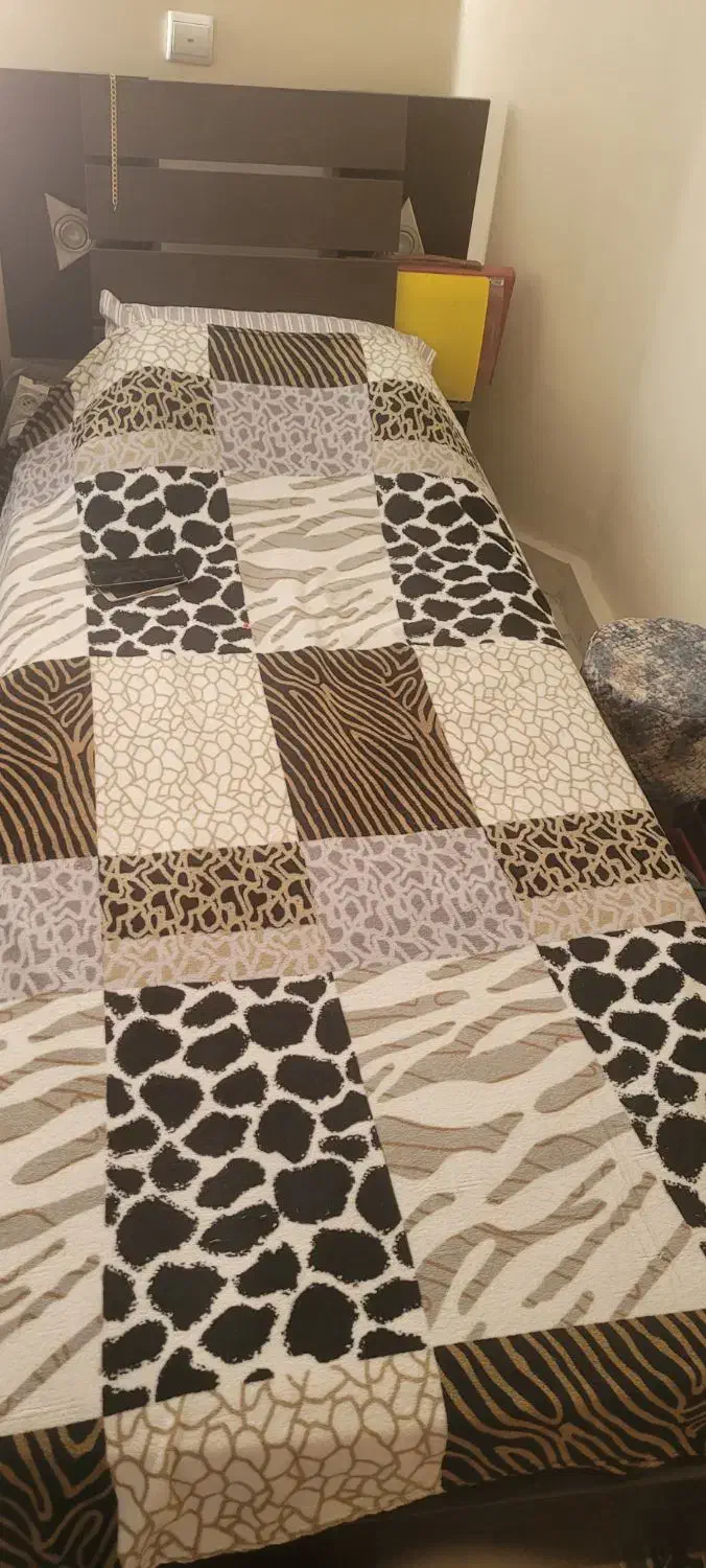 تخت یکنفره با میز تحریر|تشک تختخواب|تهران, باغ فیض|دیوار