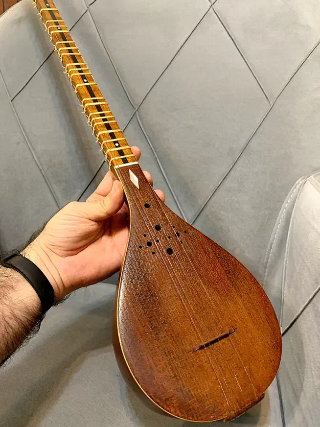 سه تار ساخته ی استاد محمود صادق محمدی|سازهای سنتی|رشت, گلسار|دیوار