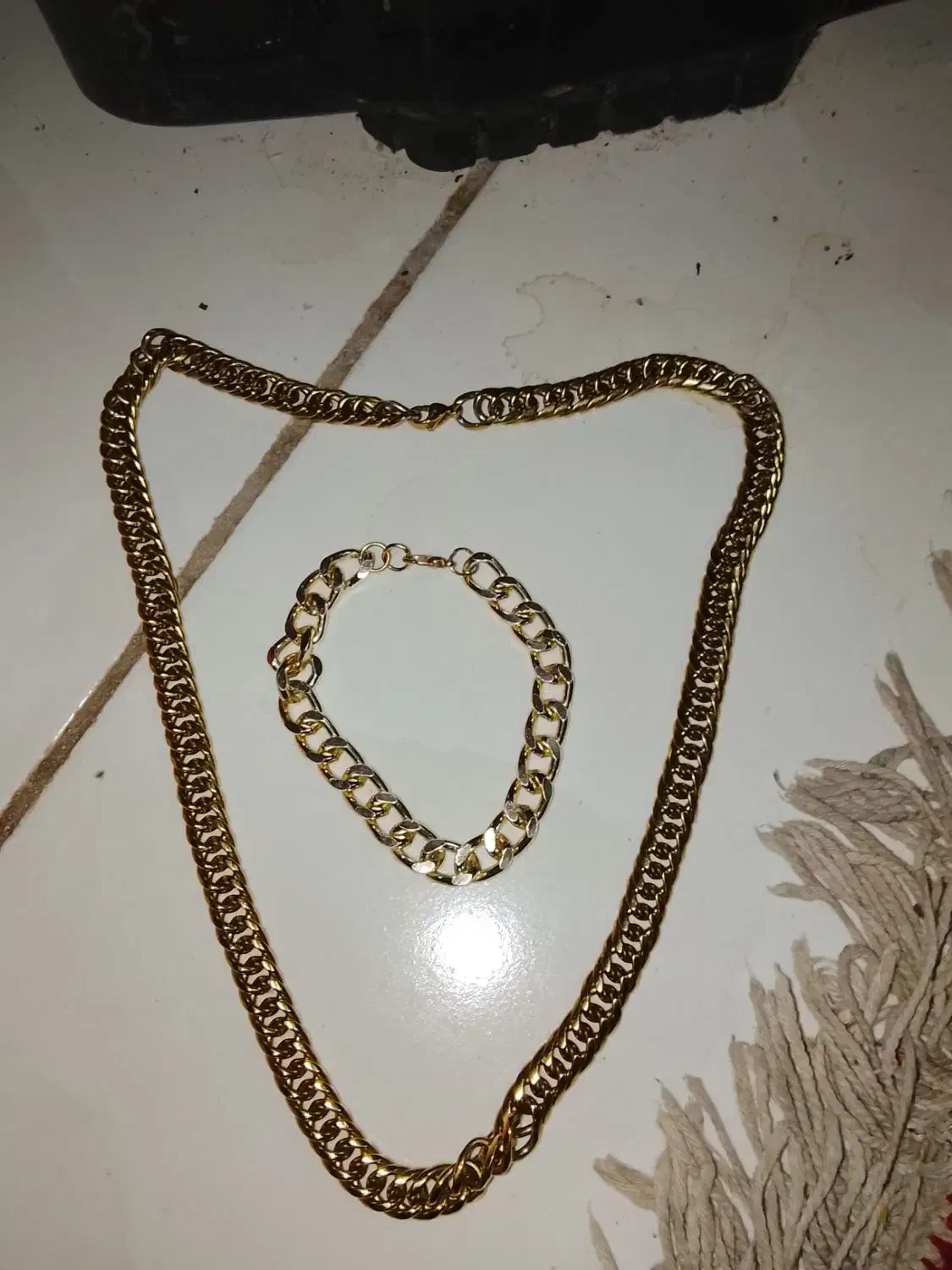 زنجیر و دست بند طلایی|بدلیجات|مشکیندشت, |دیوار