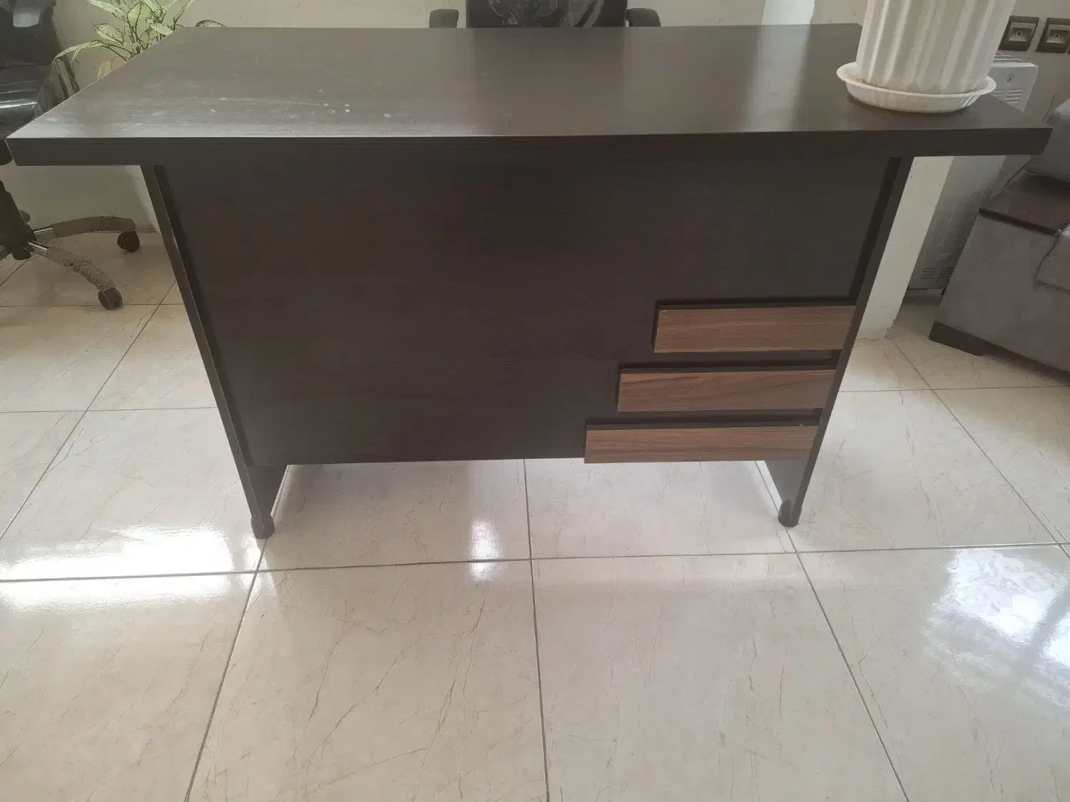 میز و صندلی اداری در حد نو کاملا سالم بدون خط و خش|دفتر کار|اصفهان, باغ کاران|دیوار