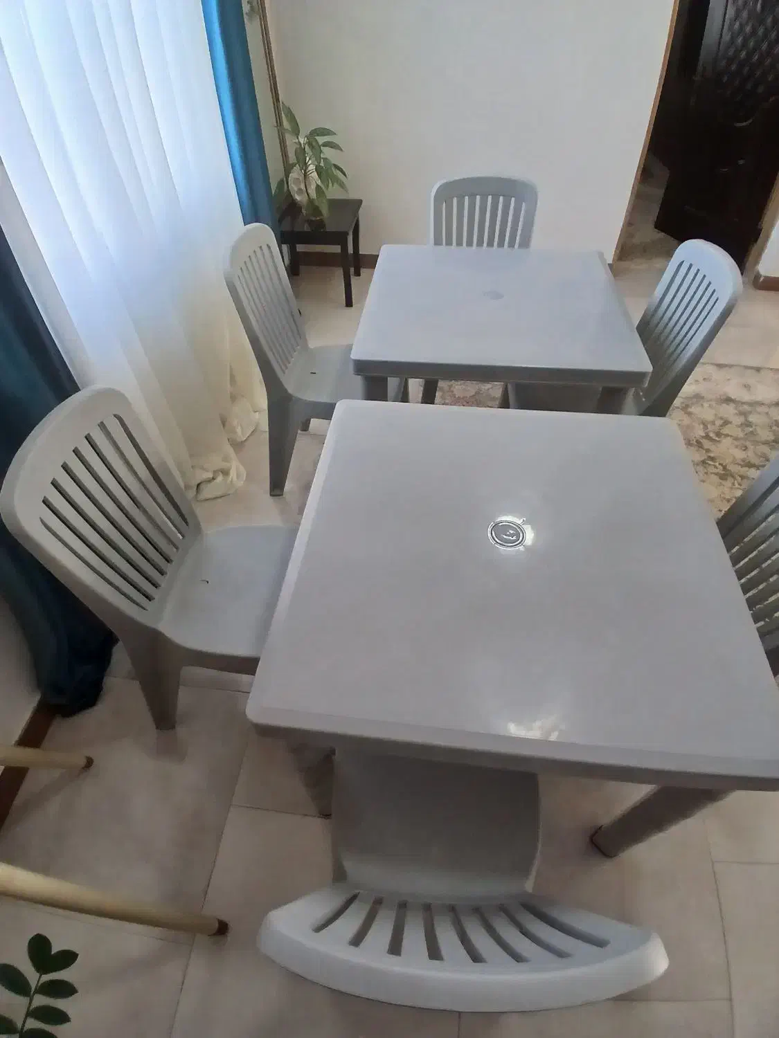 دو عدد میز و ۶ عدد صندلی پلاستیکی|میز و صندلی غذاخوری|لاهیجان, طالقانی|دیوار