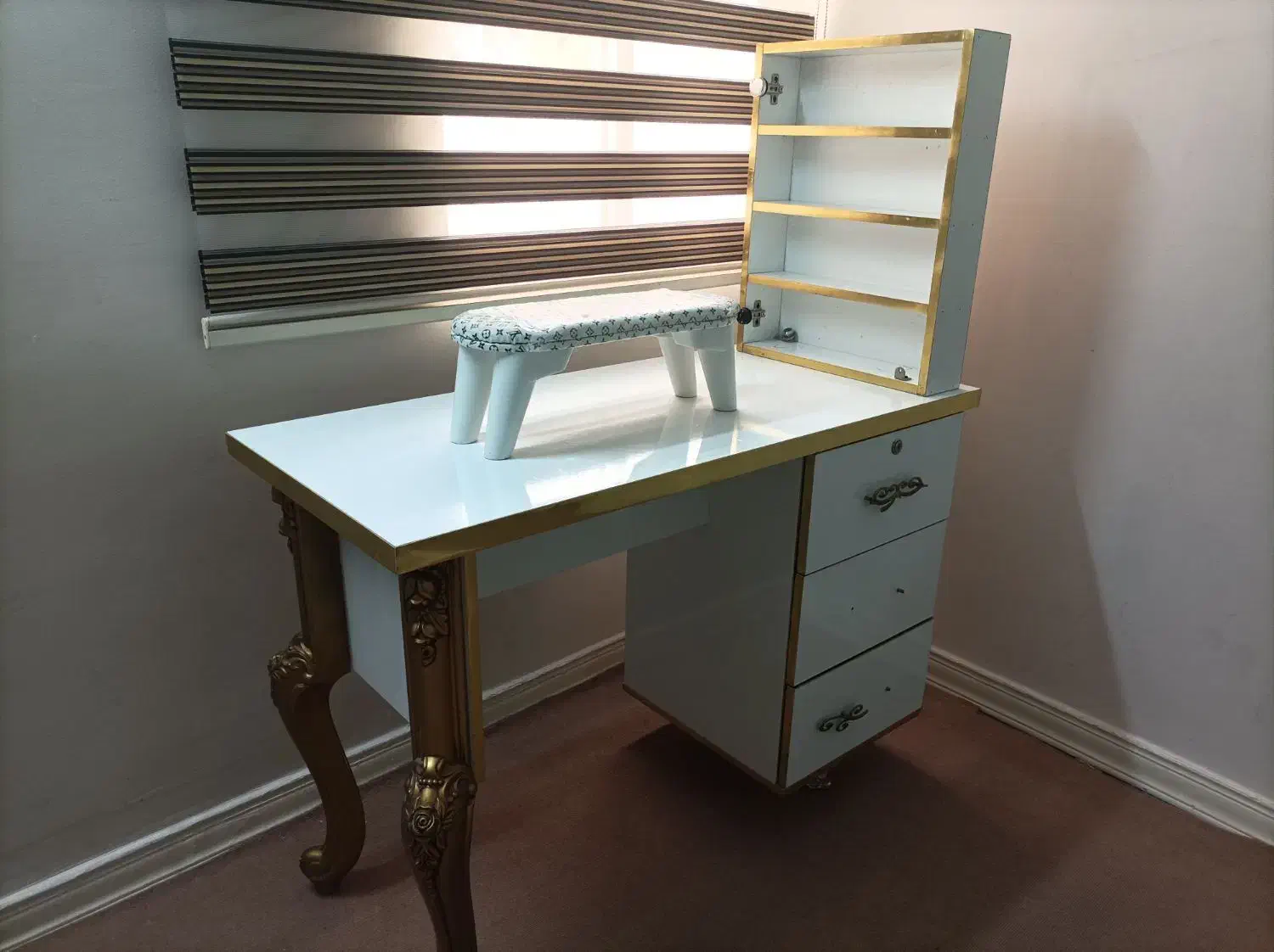 میز ناخن و استند لاک و صندلی دست|آرایشگاه و سالنهای زیبایی|گرگان, |دیوار