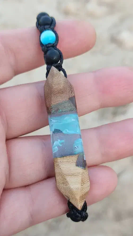 دستبند و‌گردنبند رزینی|بدلیجات|شیراز, پانصد دستگاه ارتش|دیوار