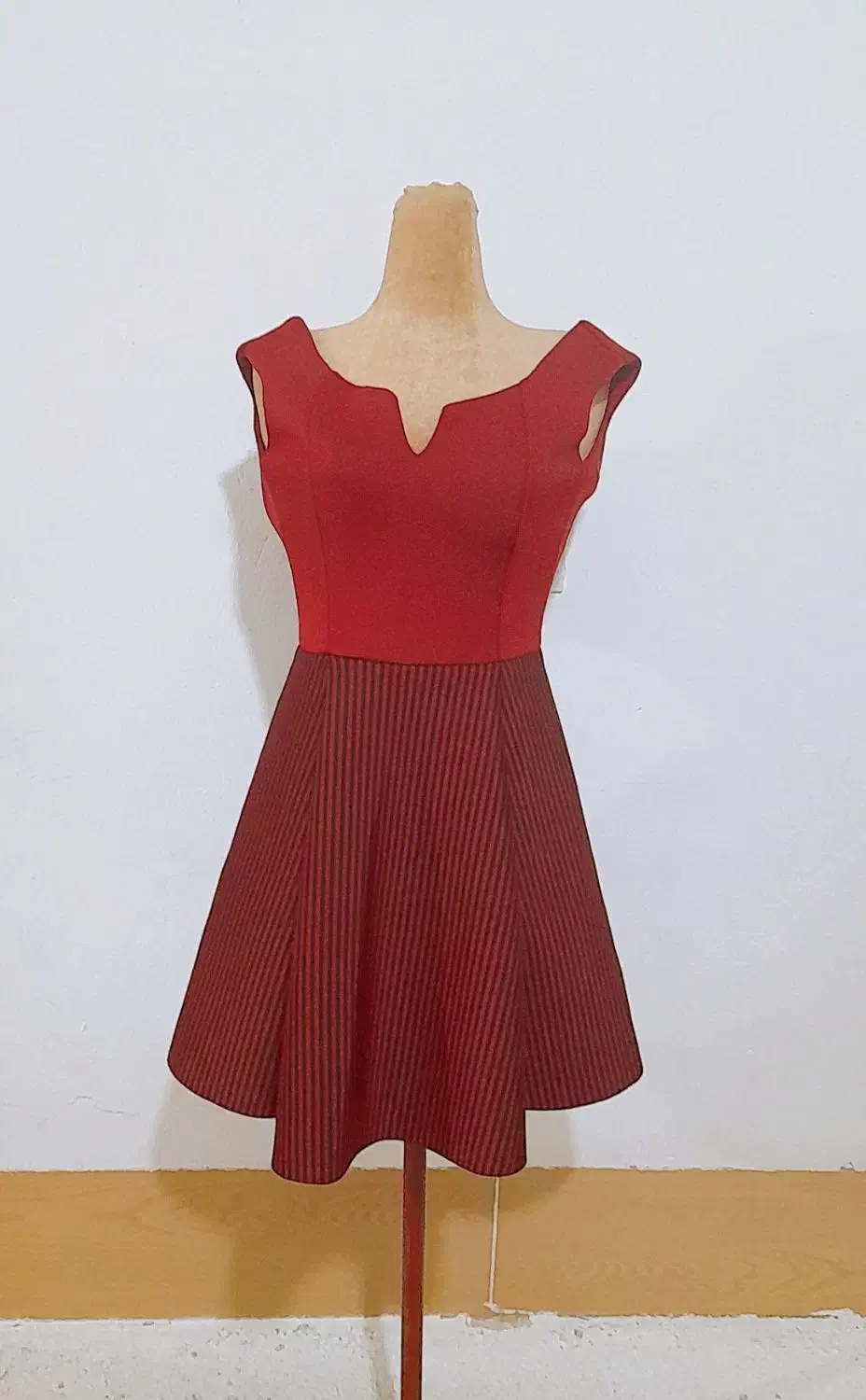 لباس مجلسی|لباس|بیضا, |دیوار