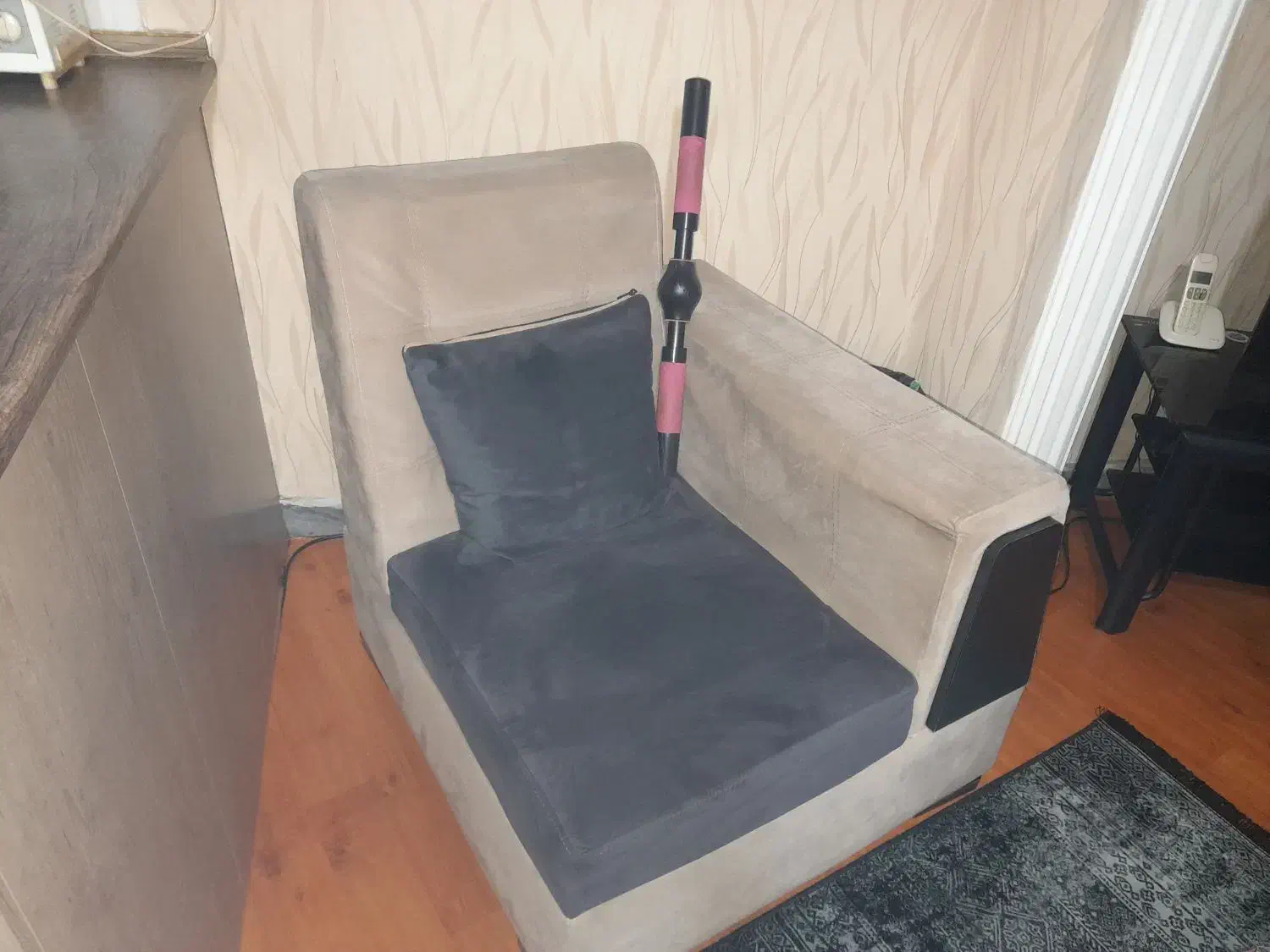 مبل ۳تیکه تقریبا نو با تخفیف|مبلمان خانگی و میز عسلی|رشت, منظریه|دیوار