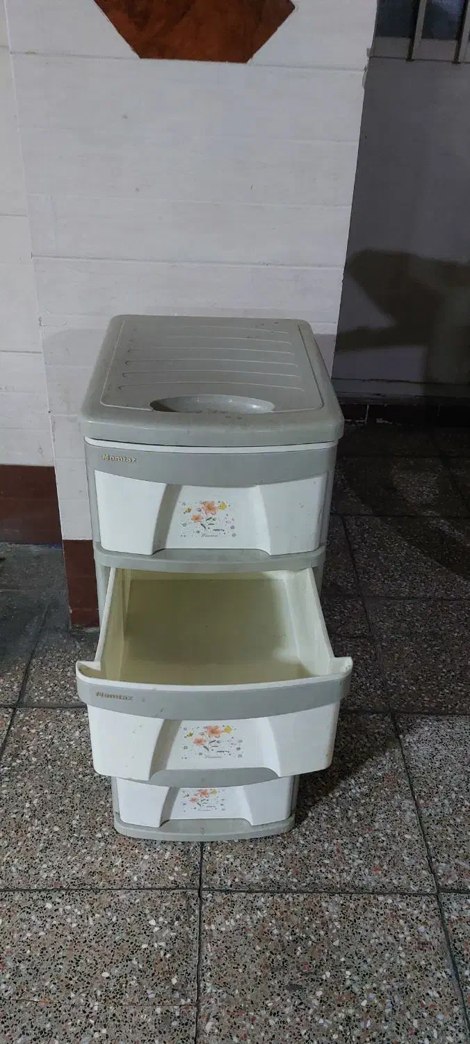 دراور ۴ کشو پلاستیکی ومیز آهنی آکواریوم|جاکفشی، کمد، دراور|اسلامشهر, شهرک احمدیه|دیوار