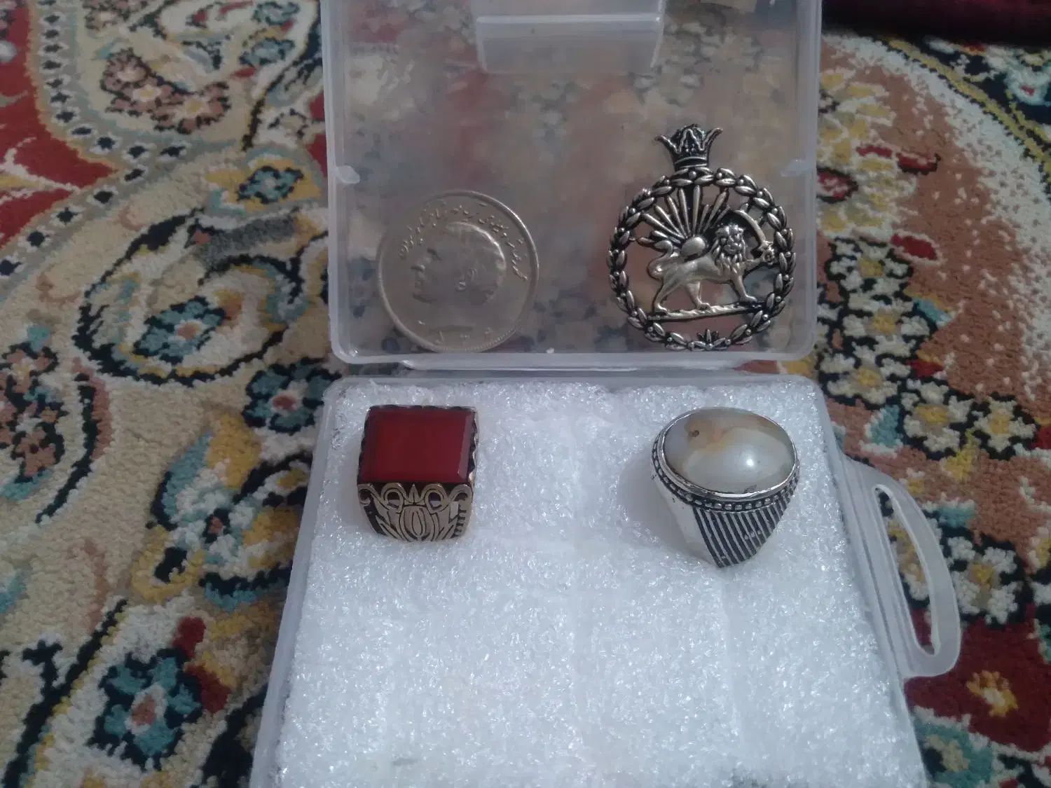 چند انگشتر.. یک سکه زمان شاه وآرم.|کلکسیون اشیاء عتیقه|بهبهان, |دیوار