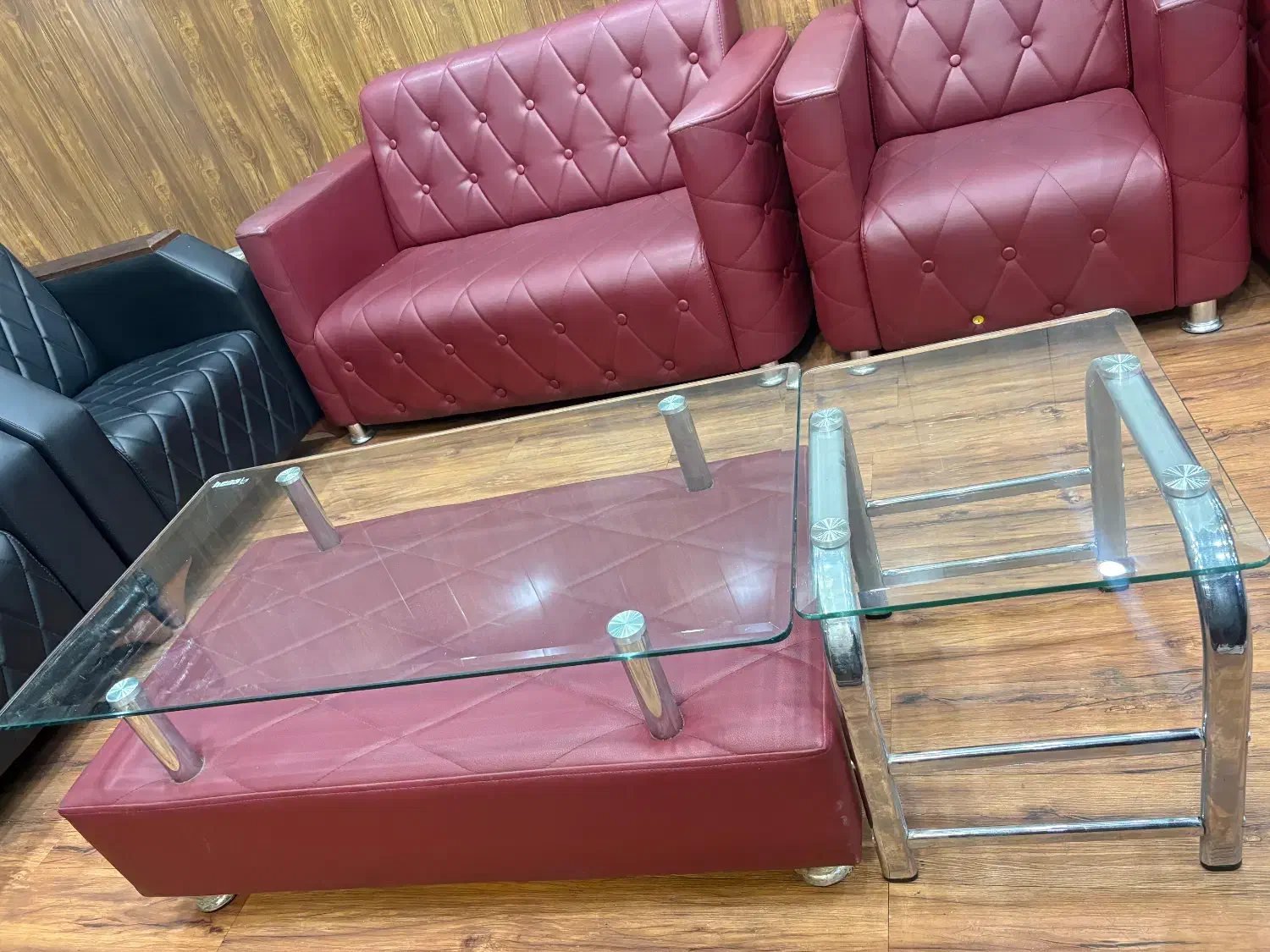 مبلمان و میز جلو مبلی چرم آلبالویی ۵ تومان|مبلمان خانگی و میز عسلی|رشت, پل تالشان|دیوار