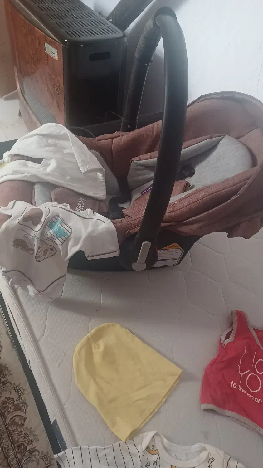 فروش یک عدد کریر نوزاد  یک عدد گهواره  ی تاب|اسباب و اثاث بچه|اسفراین, |دیوار