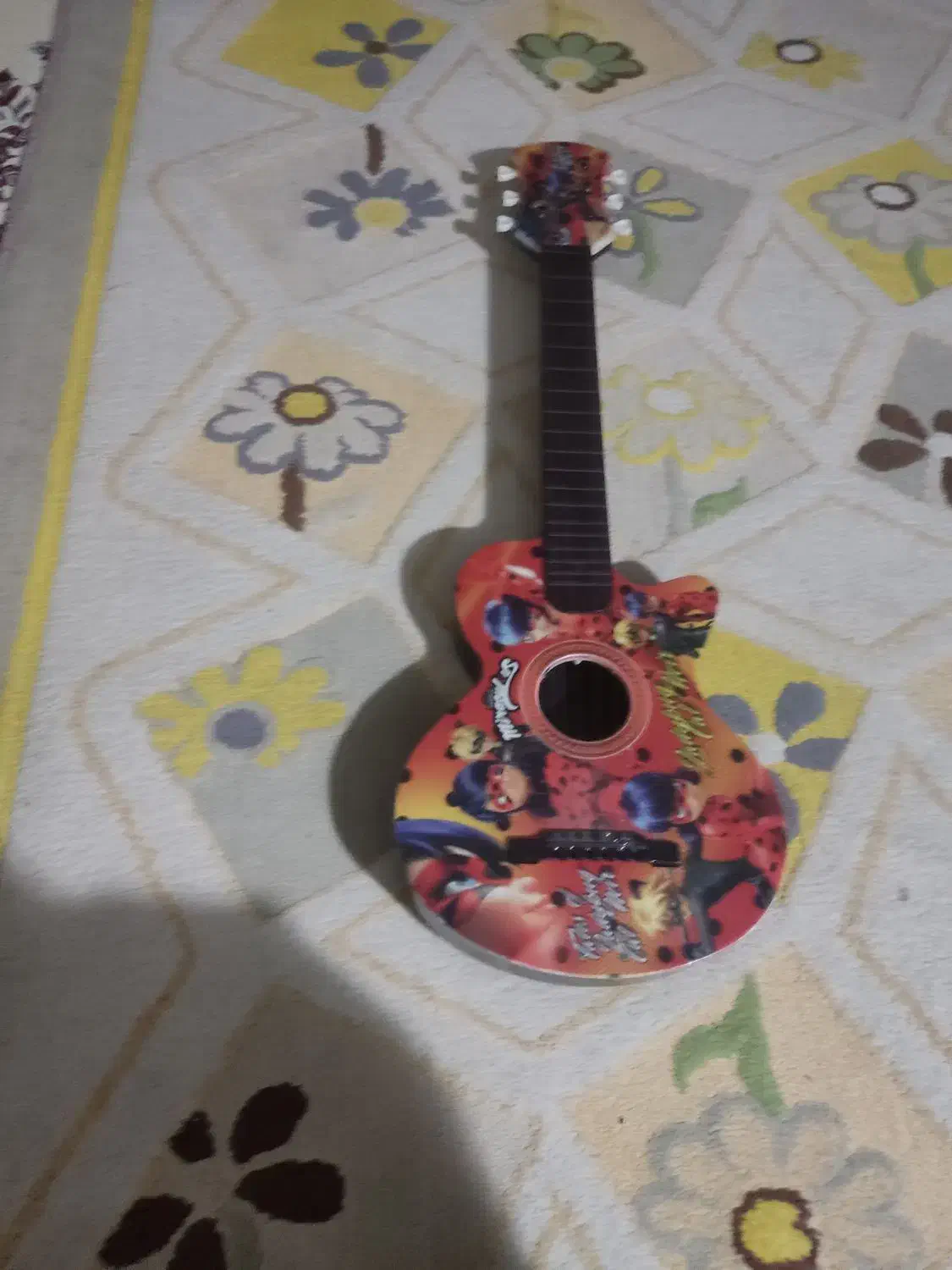 گیتار  پلاستیکی تمیز سالم|گیتار، بیس، امپلیفایر|بوشهر, |دیوار