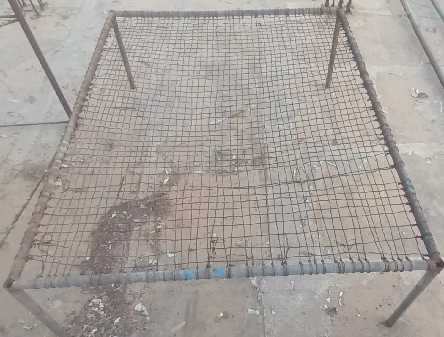 تخت آهنی و لوله اسکافل درچال کبوتری یاکله مرغی|تخت و سرویس خواب|مسجد سلیمان, |دیوار