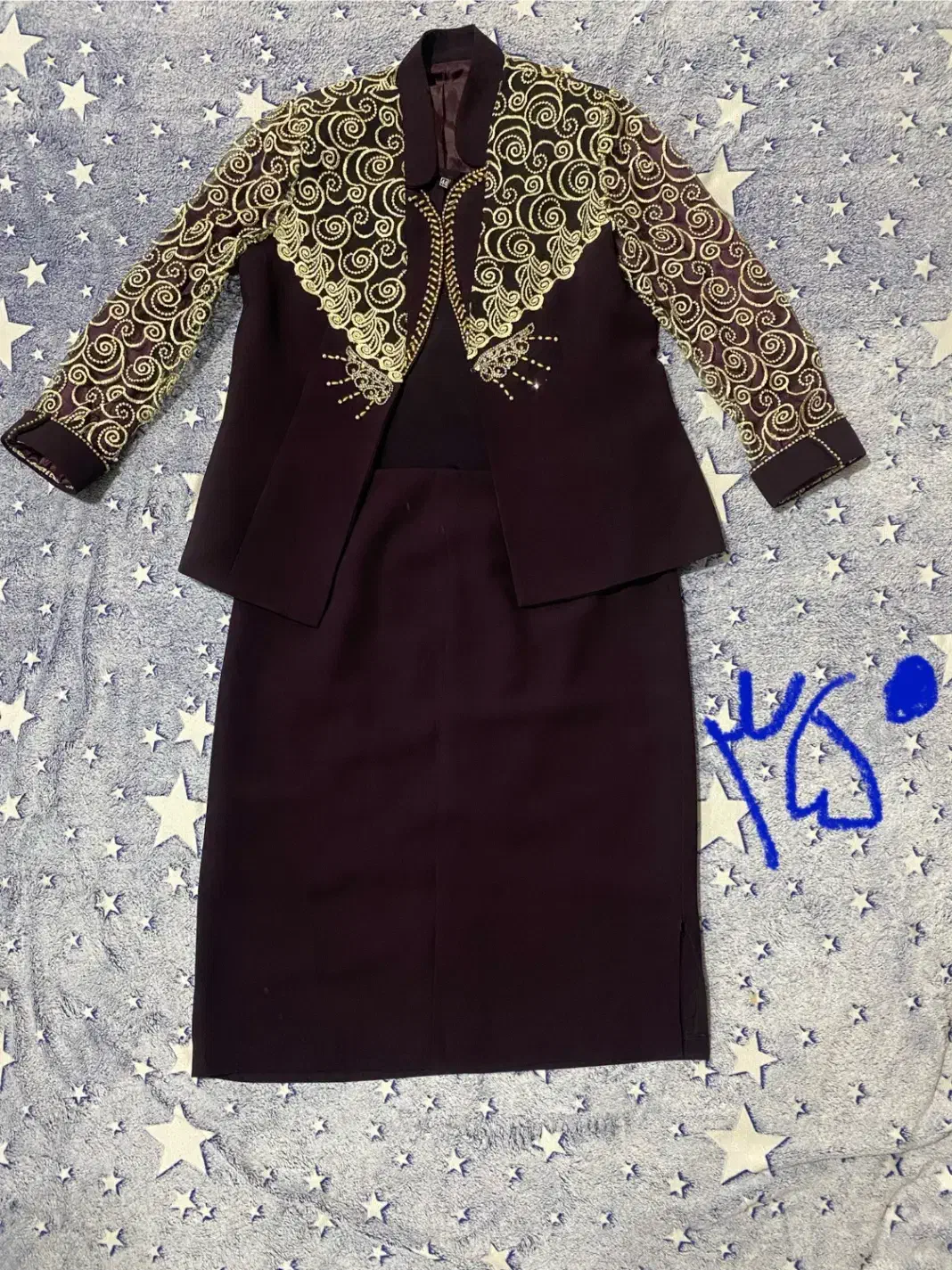 تعدادی لباس زنانه ‌فرم مدرسه پسرانه|لباس|رشت, باهنر|دیوار