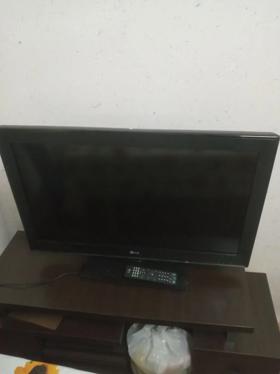 تلویزیون ۳۲ال جی همراه میز یلویزیون|تلویزیون و پروژکتور|بندر انزلی, نوغان|دیوار