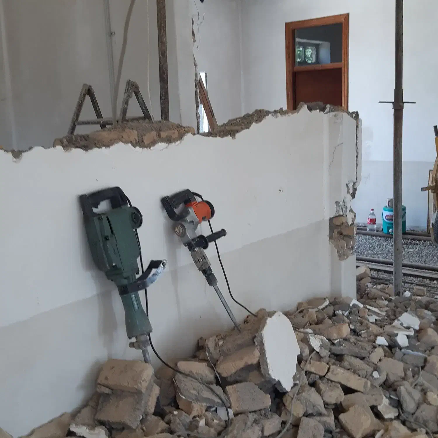 تخریب ساختمان با دستگاه پیکور|خدمات پیشه و مهارت|آق قلا, |دیوار