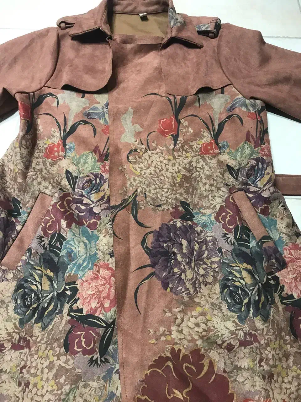 مانتو سوییت|لباس|رشت, سیا اسطلخ|دیوار