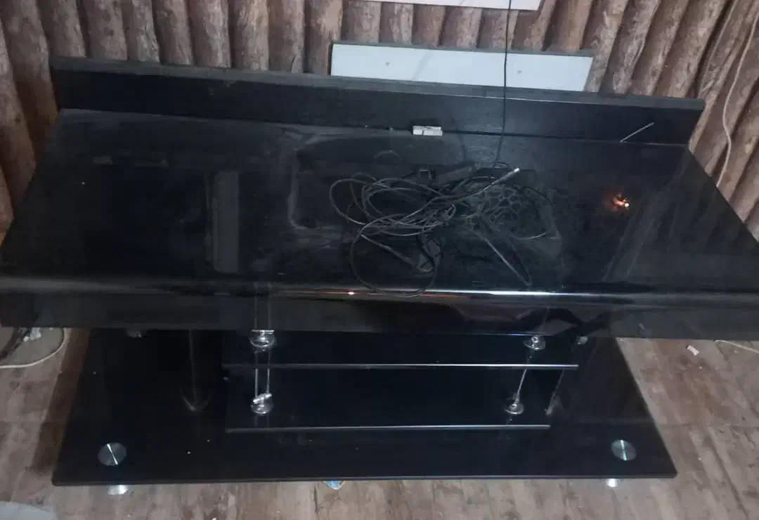 میز تلویزیون شیشه ایی مشکی در حد نو سالم|میز تلویزیون|تهران, یاخجی آباد|دیوار