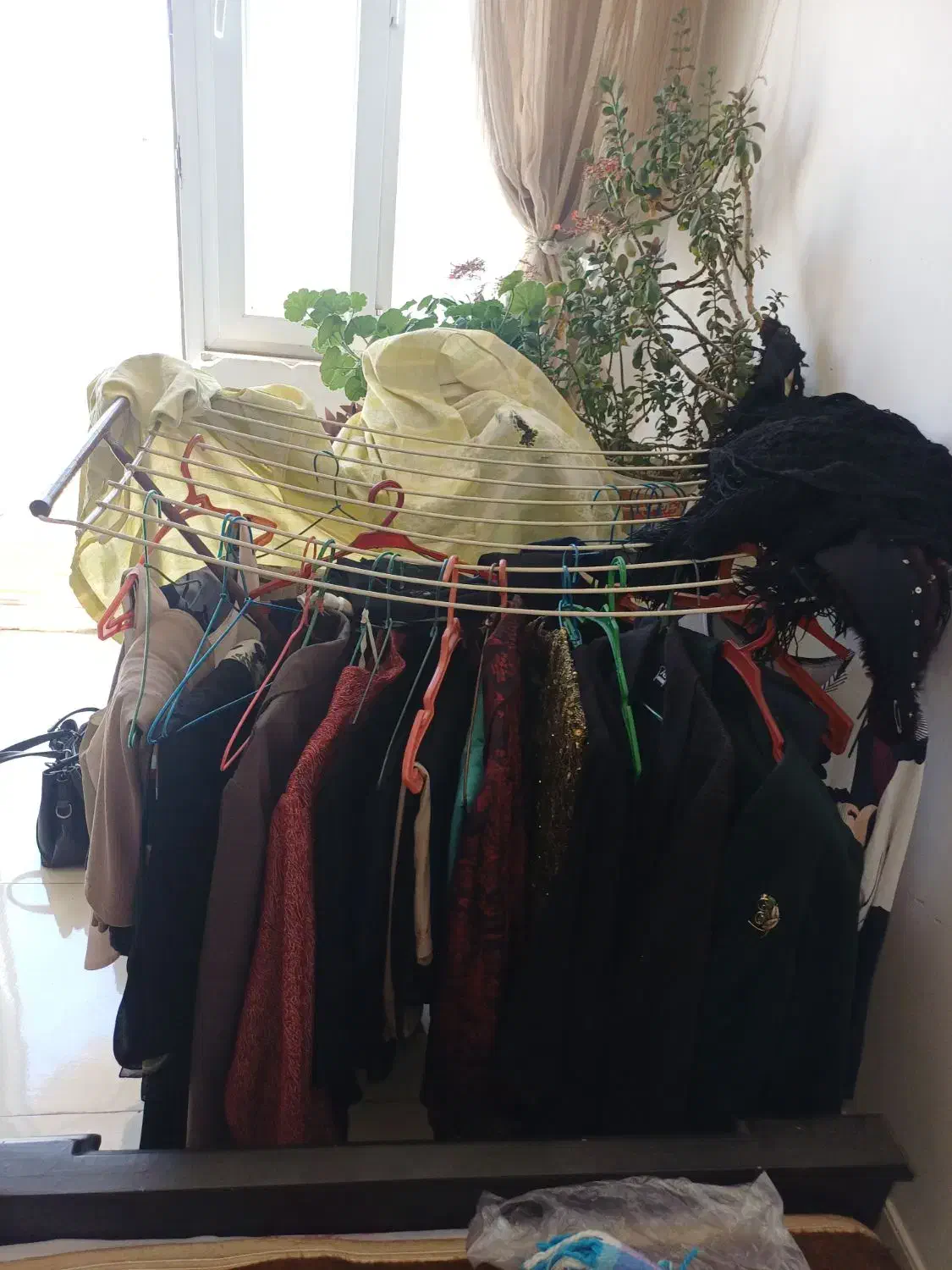 تعداد زیادی وسایل شخصی زنانه در حد نو|لباس|تبریز, |دیوار