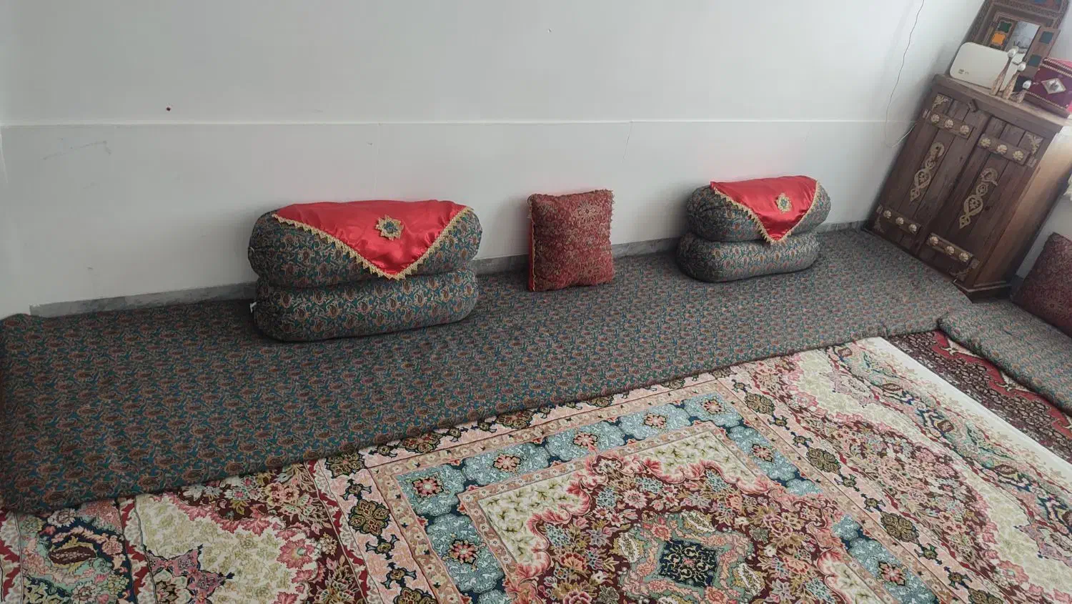 شاه نشین سنتی|رختخواب، بالش، پتو|سنندج, |دیوار