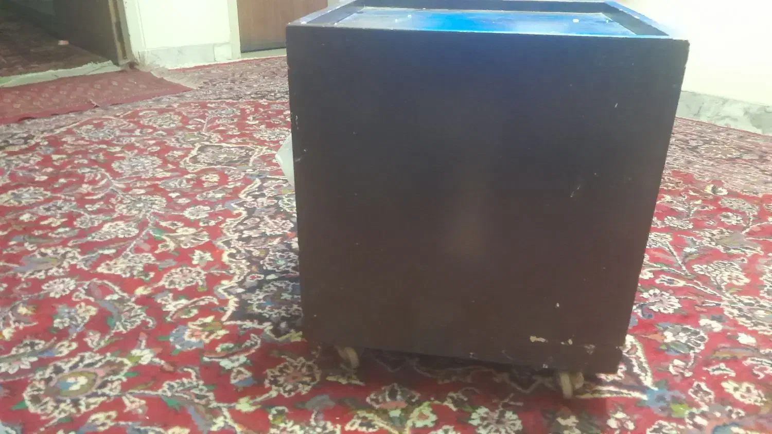 میز چوبی چرخدارسالم ومحکم رنگ قهوه ای تیره|مبلمان خانگی و میز عسلی|تهران, علم و صنعت|دیوار