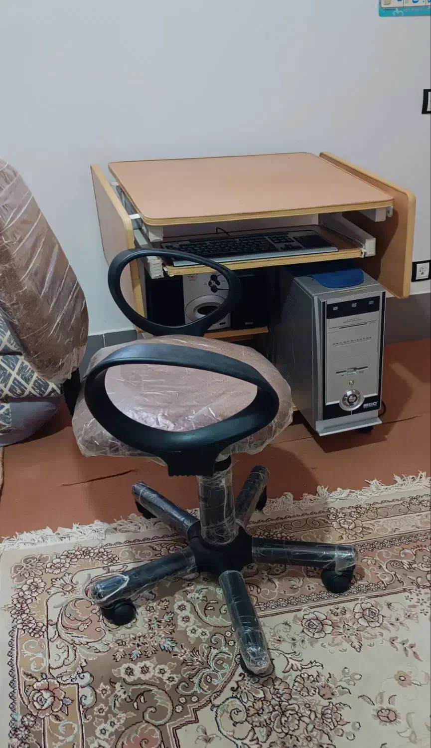 صندلی و میز کامپیوتر تمیز ونو|میز تحریر و کامپیوتر|ایلام, |دیوار