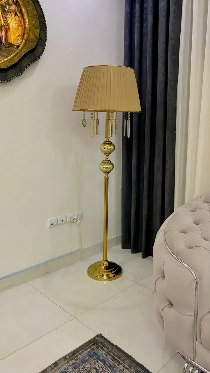 اباژور ایستاده کنار سالنی|چراغ خواب و آباژور|تبریز, |دیوار