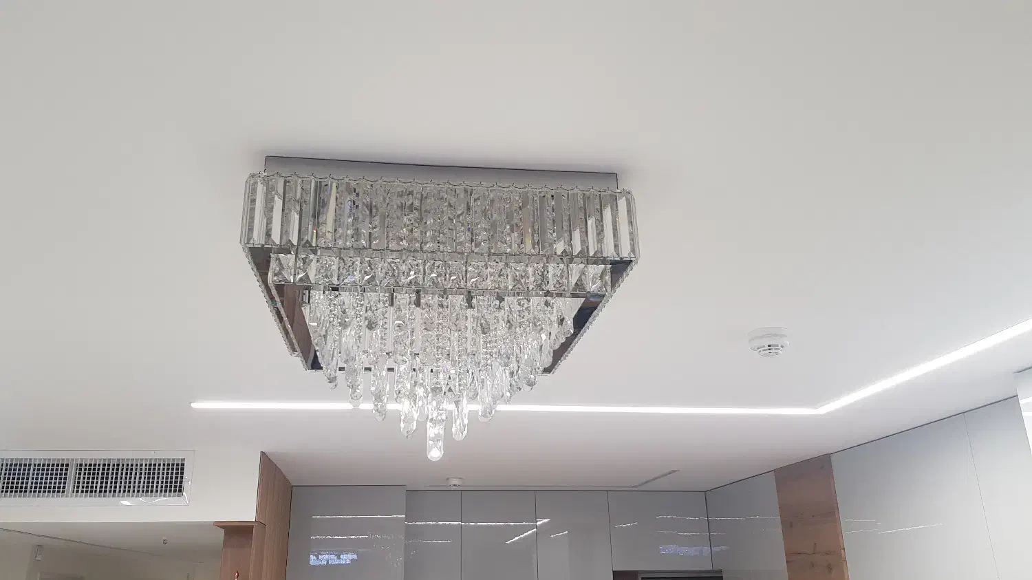 لوستر کریستالی سقفی|لوستر و چراغ آویز|اصفهان, باغ دریاچه|دیوار