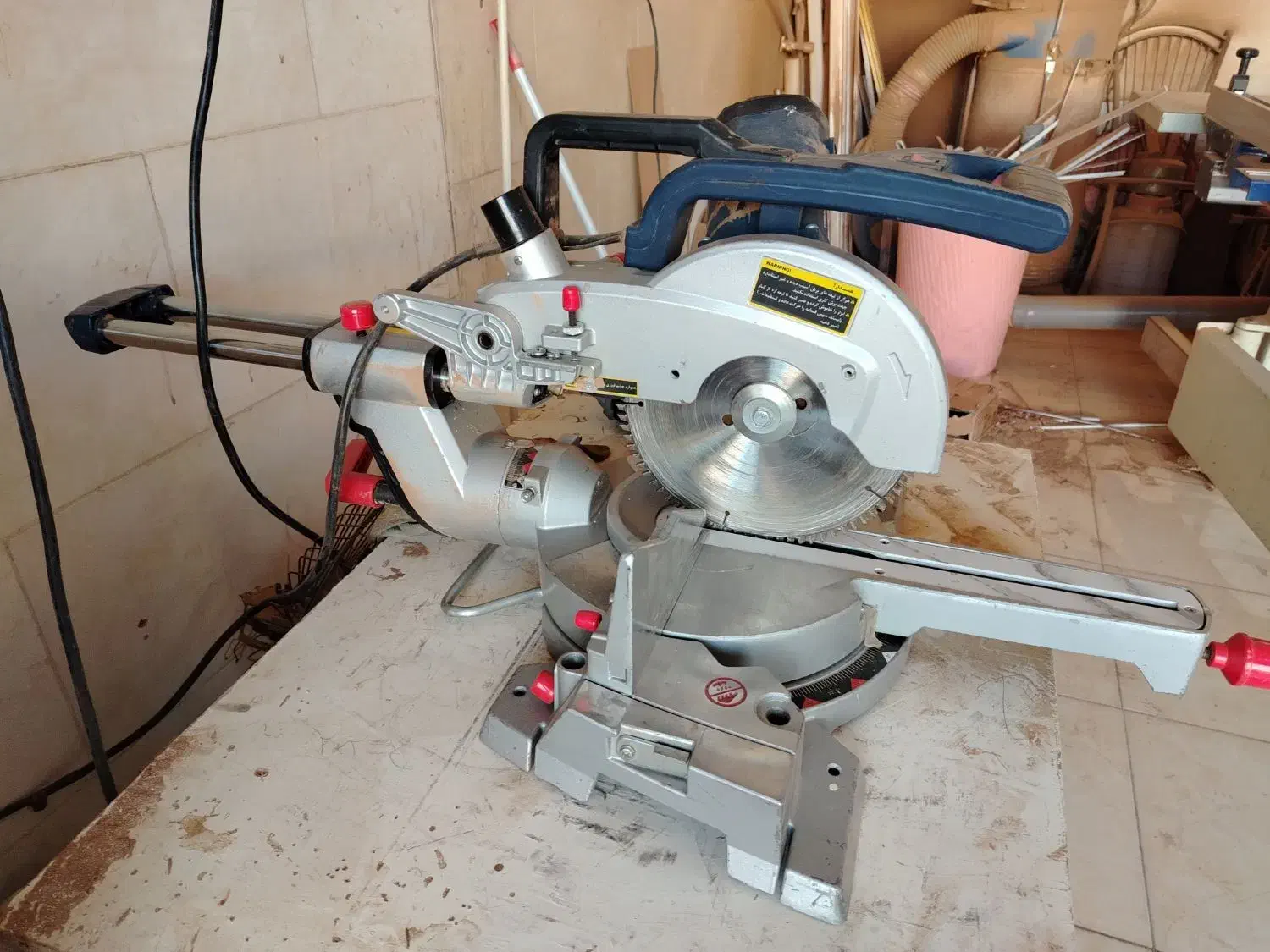 فارسی بر کشویی توسن|ابزارآلات|میانه, |دیوار