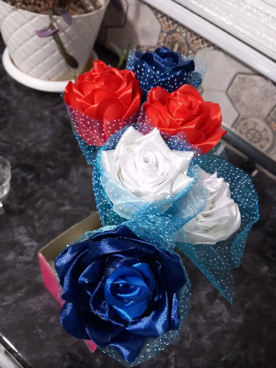 گل رز با ربان|گل مصنوعی|قدس, شهر‌قدس|دیوار