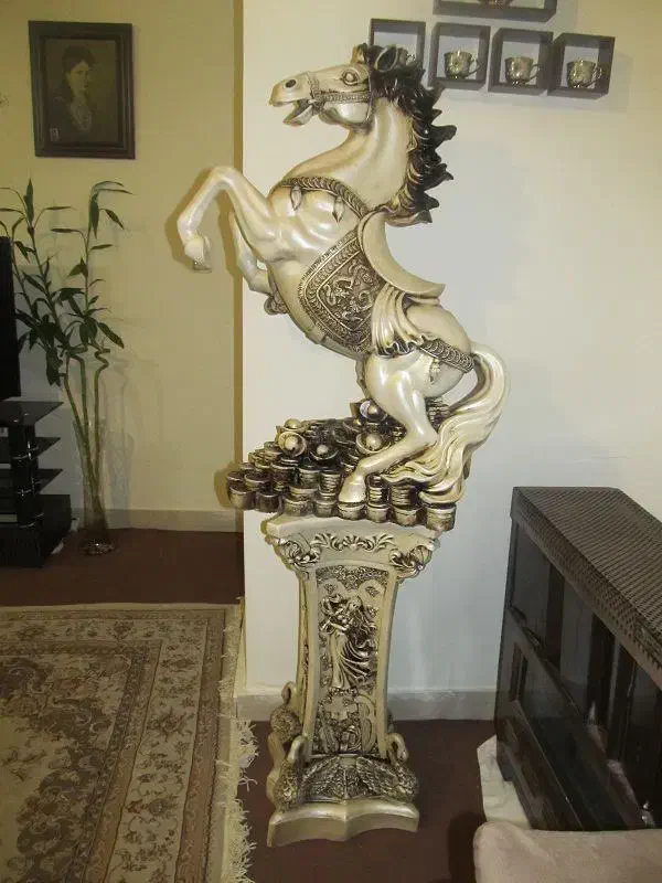 مجسمه و پایه کاملا سالم|مجسمه، تندیس، ماکت|قدس, شهر‌قدس|دیوار