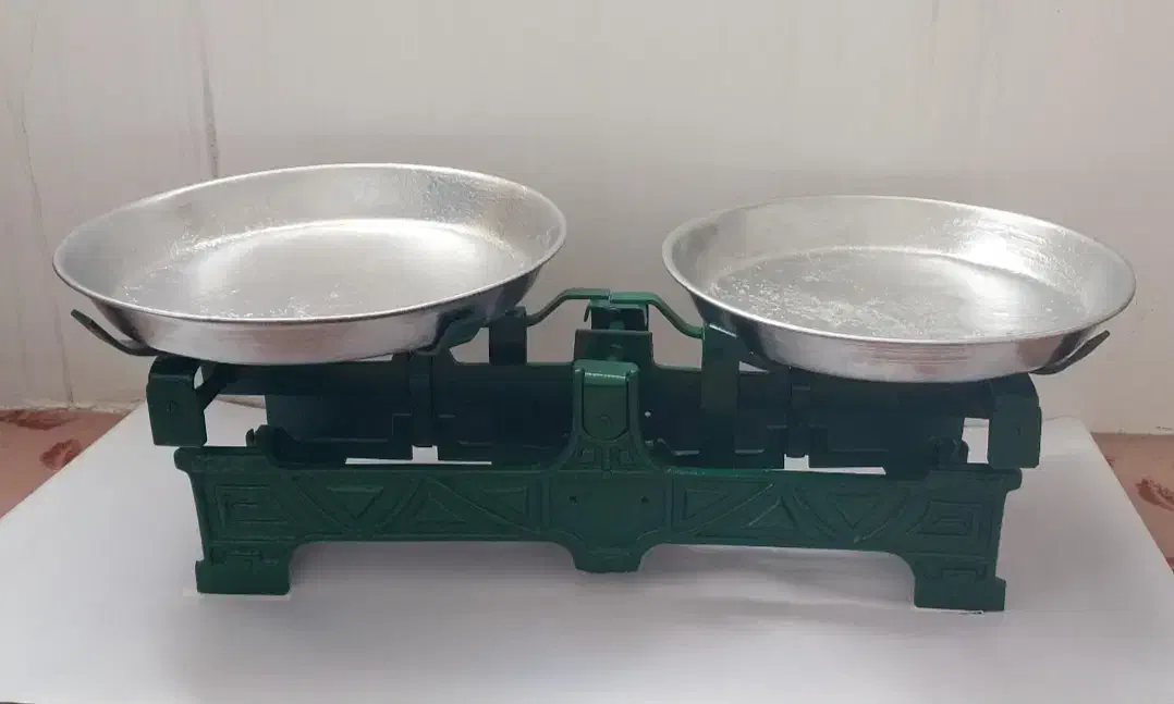 ترازوی دو کفه ای قدیمی چدنی|کلکسیون اشیاء عتیقه|نقده, |دیوار