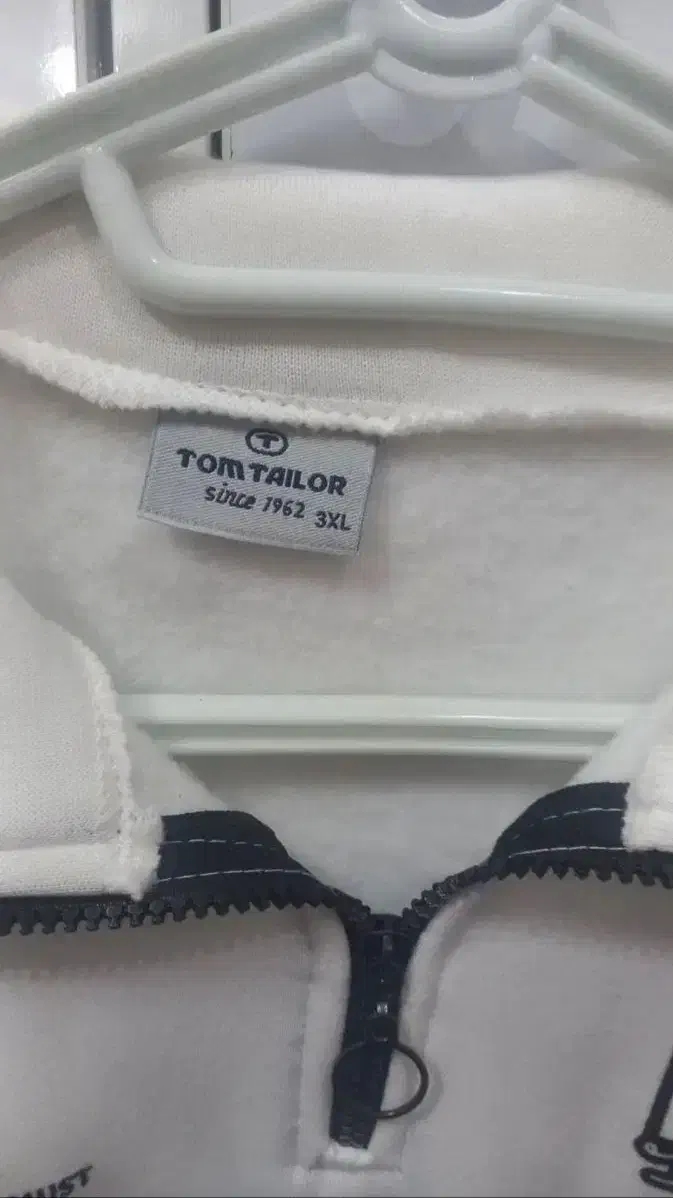 نیم‌زیپ سفید|لباس|بجنورد, |دیوار