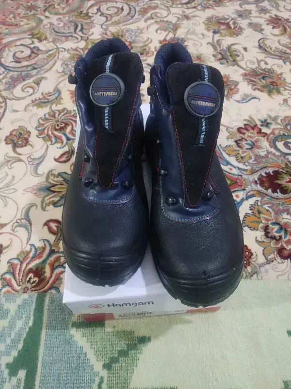 پوتین کفش کار|کیف، کفش، کمربند|خوی, |دیوار