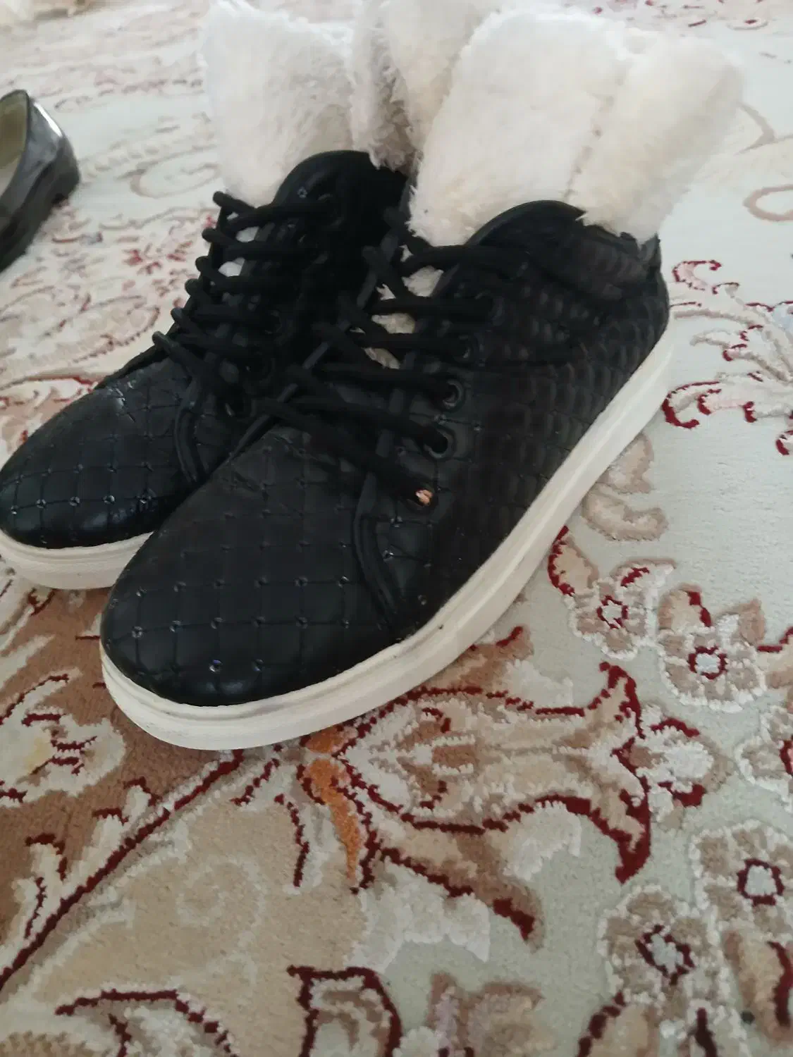 نیم بوت وکتونی سالم وتمیز|کیف، کفش، کمربند|اندیشه, اندیشه فاز ۳|دیوار