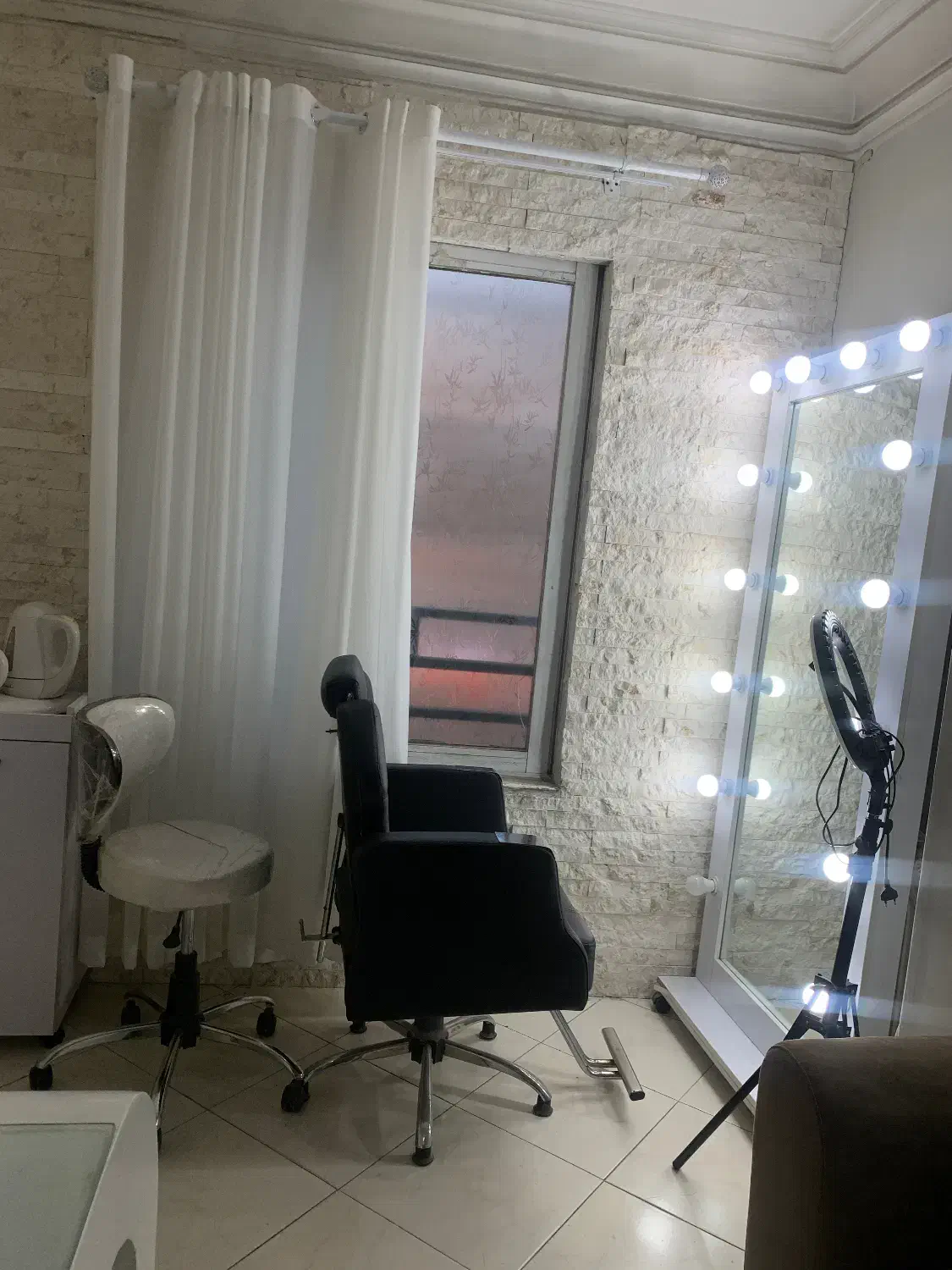 اجاره صندلی|اجارهٔ دفتر کار، اتاق اداری، مطب|رشت, چمارسرا|دیوار