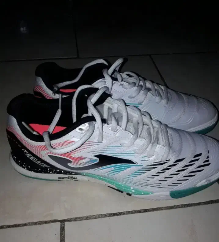 کتونی فوتسال|کیف، کفش، کمربند|قرچک, پویینک|دیوار