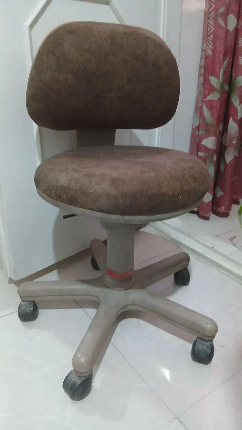 صندلی اداری|صندلی و نیمکت|چهارباغ, |دیوار