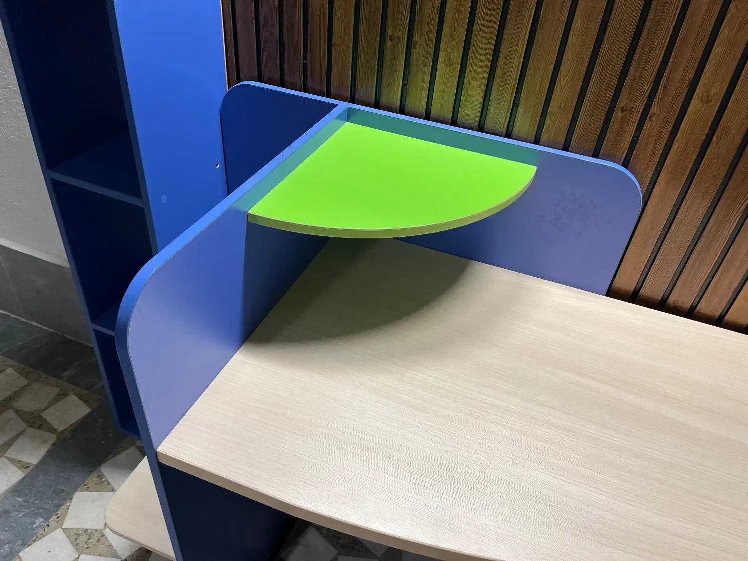 ست میز تحریر و کتابخانه کودک و نوجوان در حد نو|میز تحریر و کامپیوتر|رشت, گلسار|دیوار