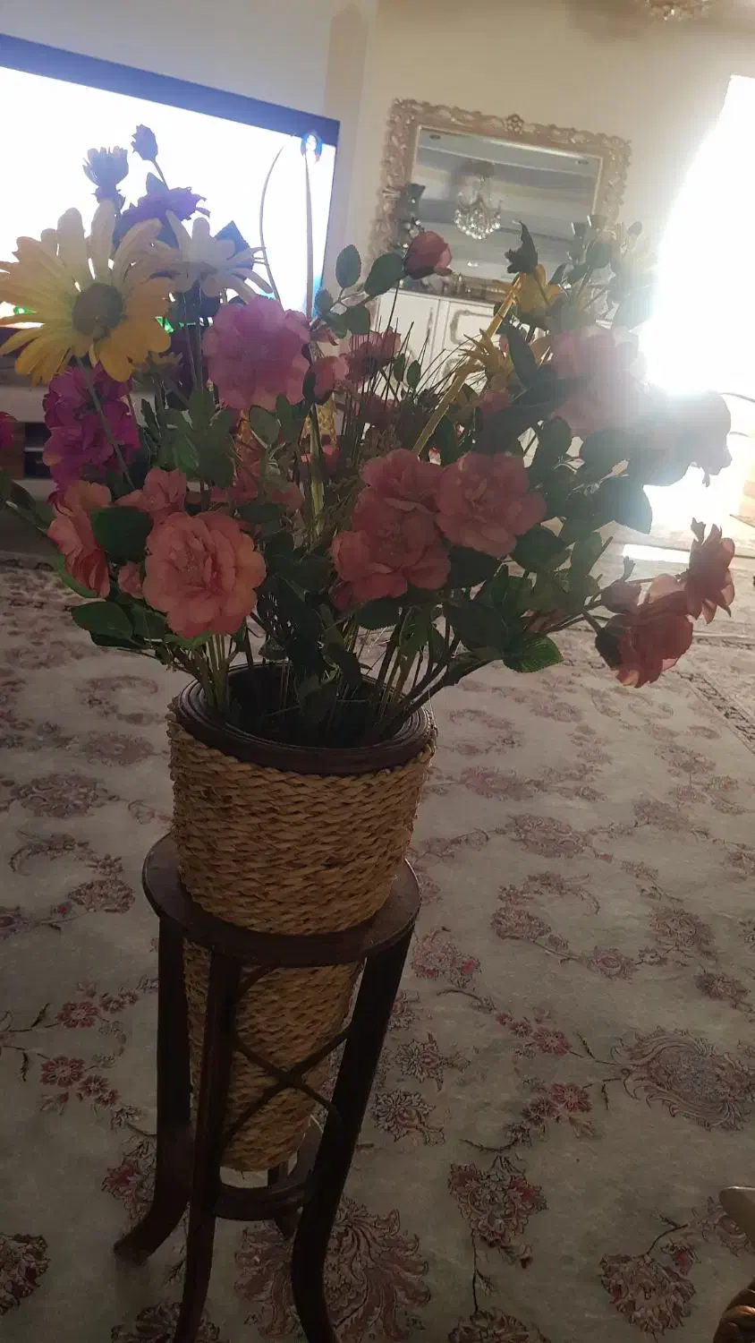 گلدان با گل دستساز و بسیار زیبا وفانتزی|گل مصنوعی|تهران, دریاچه شهدای خلیج فارس|دیوار