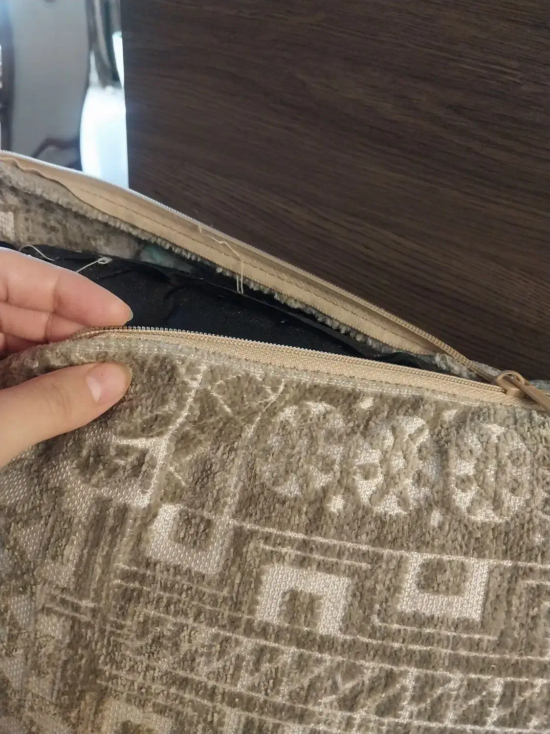 کوسن مخمل|رختخواب، بالش، پتو|شیراز, زرگری|دیوار