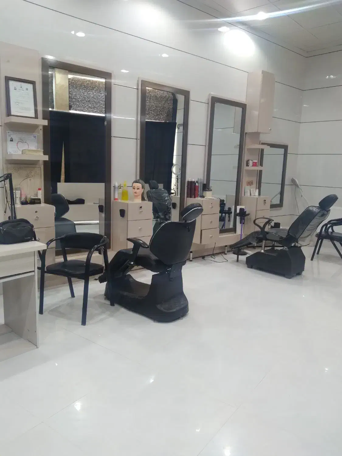 کلیه لوازم آرایشگاه ب علت جابجایی ب فروش میرسد|آرایشگاه و سالنهای زیبایی|تربتحیدریه, کاشانی|دیوار