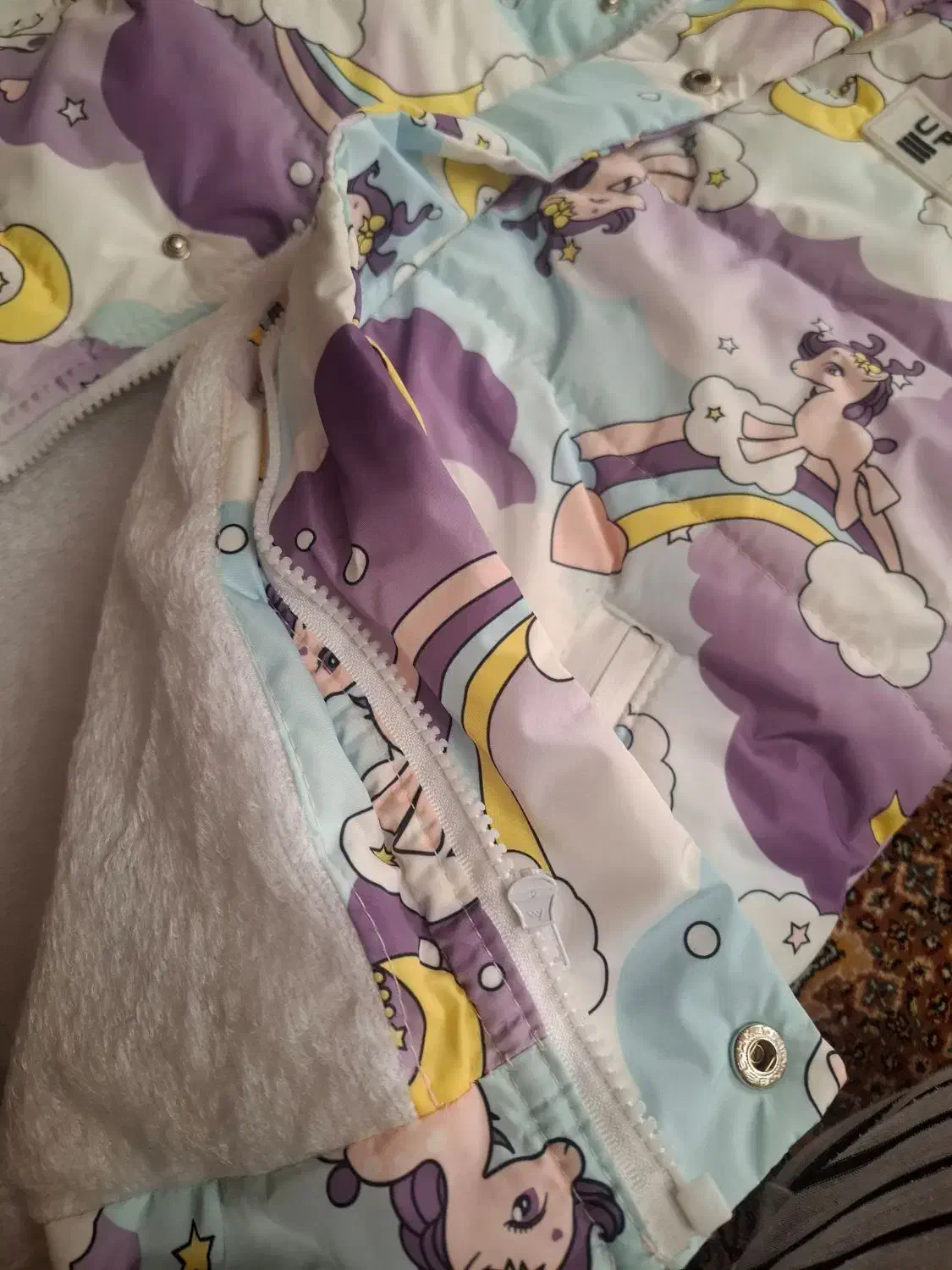 کاپشن|کفش و لباس بچه|کرج, حصار|دیوار