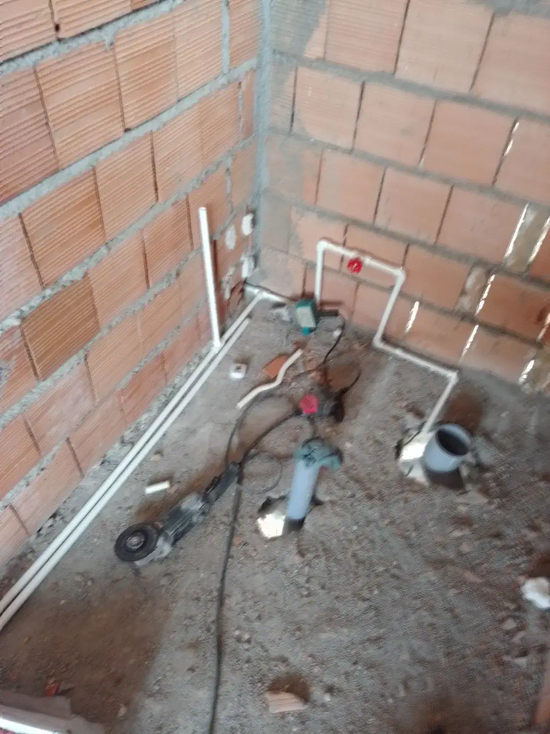 اجرا‌ و نصب ایزوگام، لوله‌کشی آب، جوشکاری نصب قفسه|خدمات پیشه و مهارت|علی‌آباد کتول, |دیوار