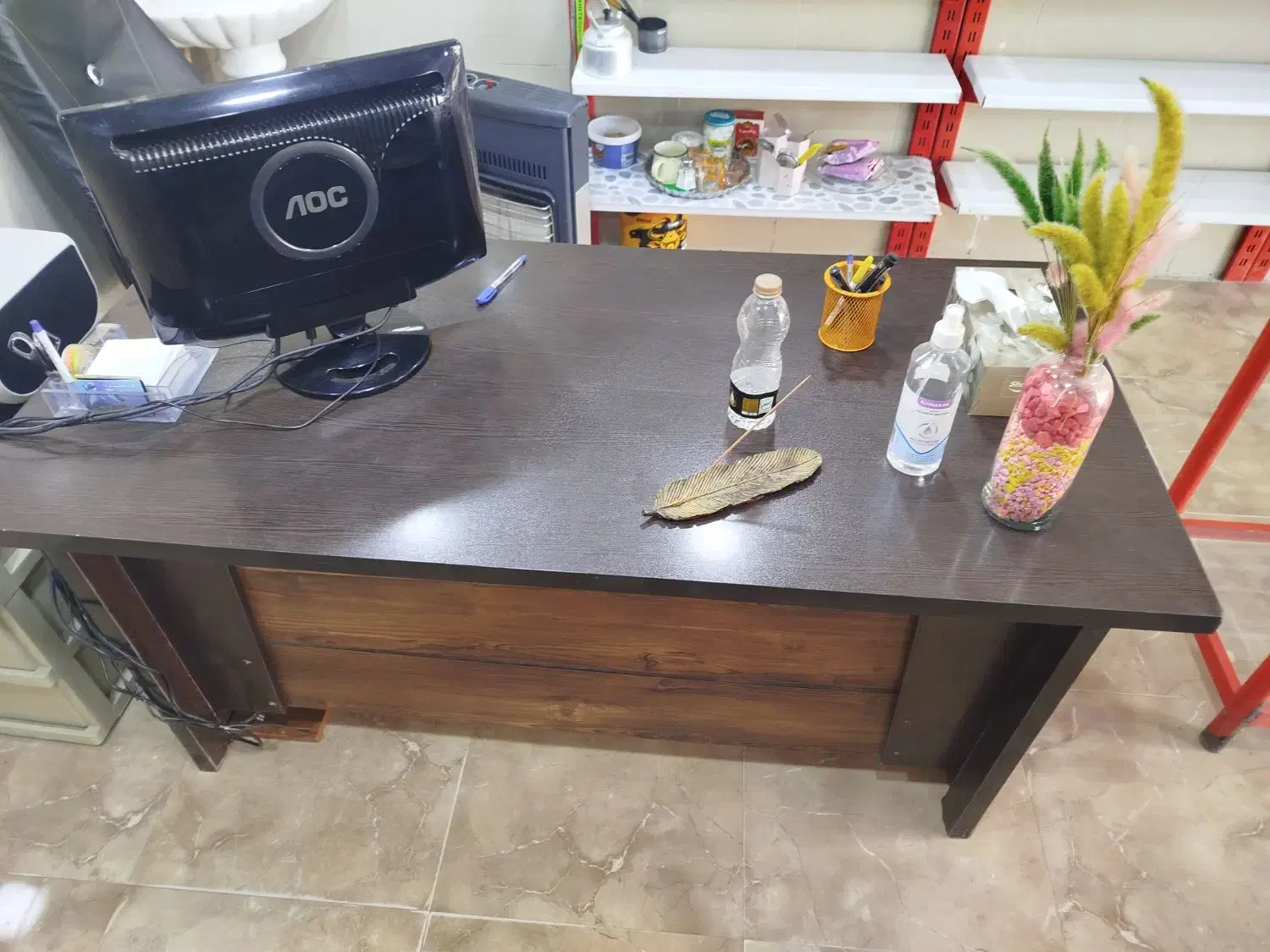 صندلی اداری همراه با میزش ۲ تومان|دفتر کار|هشتگرد, شهرک راه آهن|دیوار