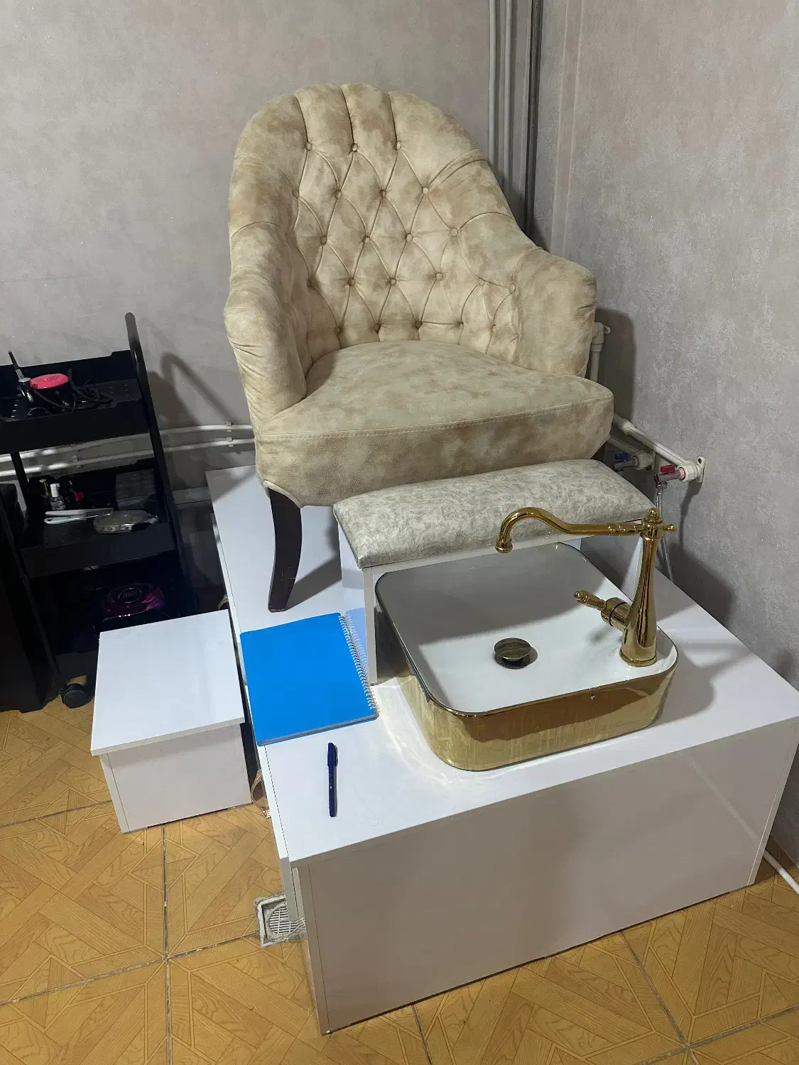 فروش وسایل مرکز ناخن بصورت یکجا|آرایشگاه و سالن‌های زیبایی|سلماس, |دیوار