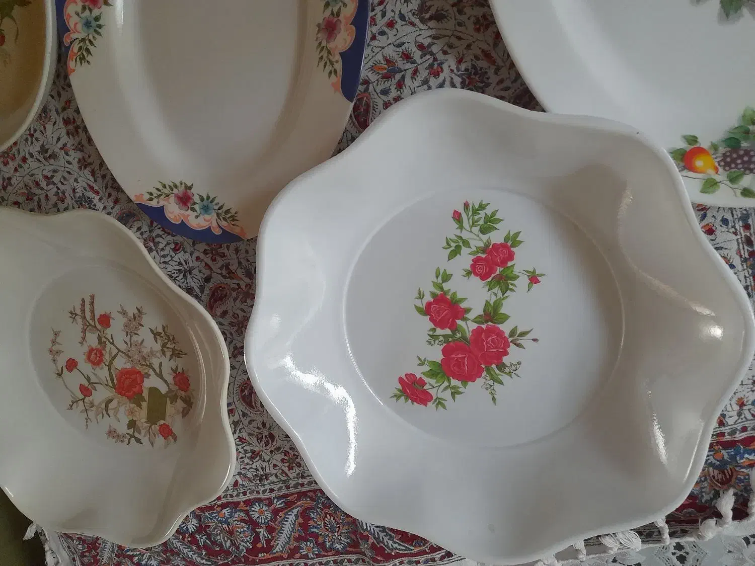 تعدادی ظرف ملامین مرغ خوری ودوعددمیوه خوری|ظروف سرو و پذیرایی|شاهینشهر, نظامی|دیوار