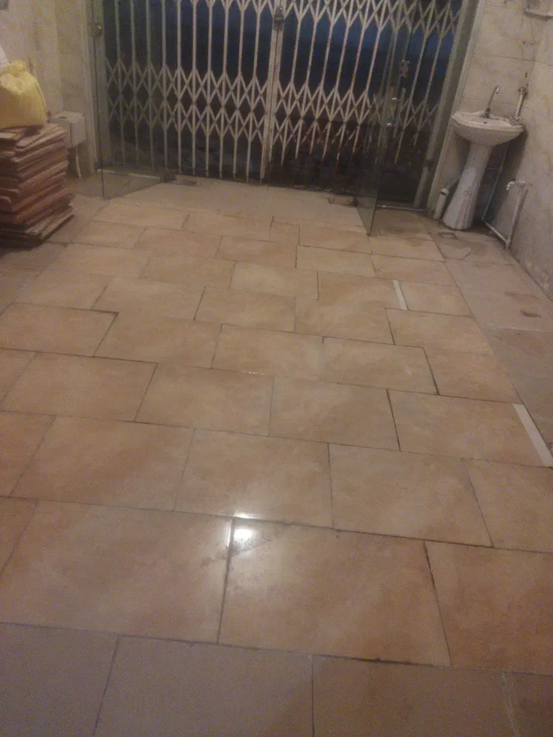 مغازه خیابان انقلاب روبروی استادیوم مرکزشهر|اجارهٔ مغازه و غرفه|سراوان, |دیوار