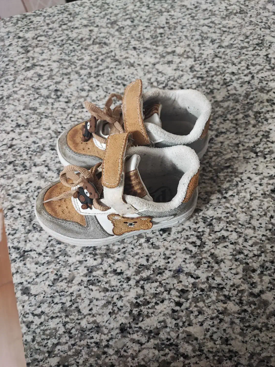 کفش|کیف، کفش، کمربند|برخوار, |دیوار